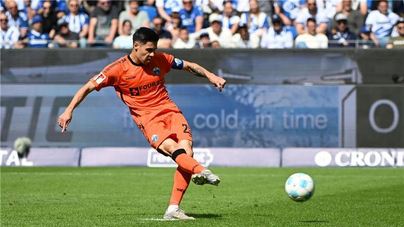 0:3 in Karlsruhe: Paderborn beendet Saison als Vierter Paderborns Kapitän Raphael Obermair verschoss in Karlsruhe einen Elfmeter.