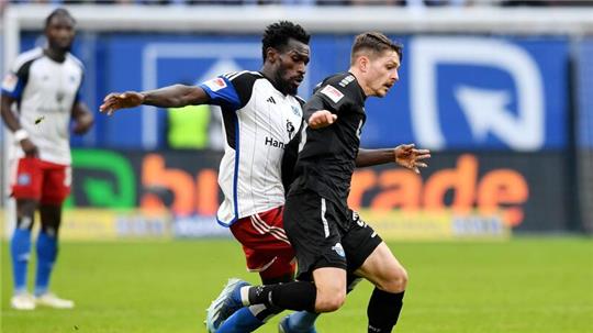 Paderborns Marcel Hoffmeier (r) kämpft mit Hamburgs Bakery Jatta um den Ball.