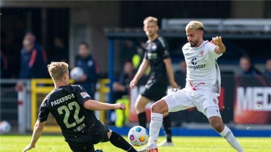 Paderborns Mattes Hansen (l) und St. Paulis Elias Saad kämpfen um den Ball.