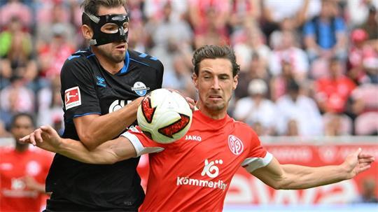 Paderborns Pieringer und Kohr von Mainz 05 lieferten sich ein umkämpftes Duell.