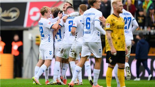 Paderborn setzt Siegesserie in Dresden fort Paderborns Spieler umjubeln Mika Baur (SC Paderborn) nach seinem Tor zum 1:2.