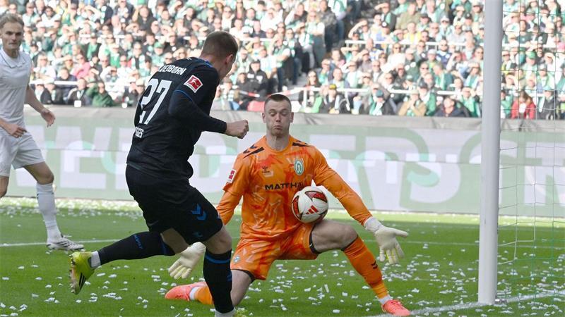 2:2 nach 0:2 - Werder schafft die nächste Aufholjagd Paderborns Steffen Tigges scheitert am Bremer Torwart Karl Hein (r).