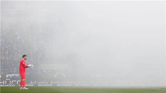 Paderborns Torwart Dennis Seimen im Nebel: Das Spiel wurde mit achtminütiger Verspätung angepfiffen.