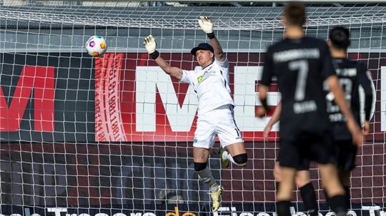 Paderborns Torwart Pelle Boevink pariert einen Schuss.