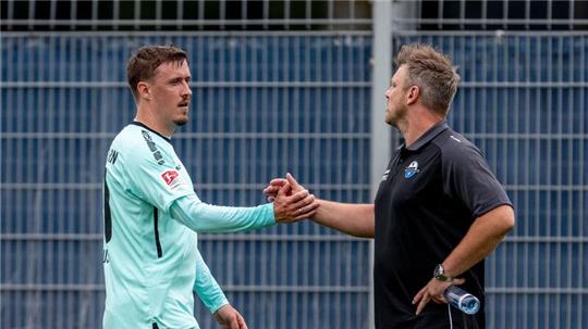 Paderborns Trainer Lukas Kwasniok (r) verabschiedet Max Kruse.