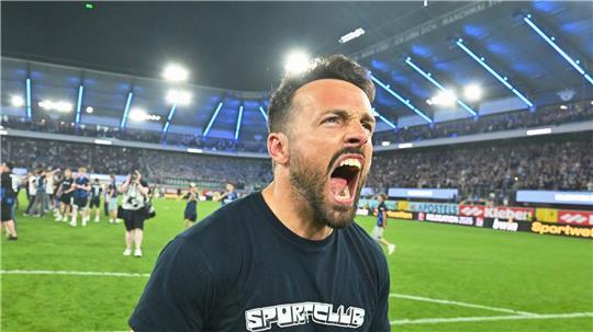 Paderborns Trainer Ralf Kettemann bejubelt den Aufstieg.