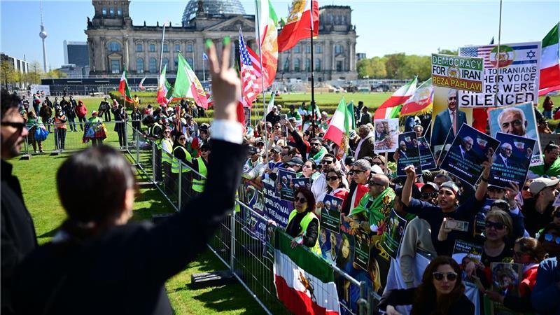 Pahlavi für harten Kurs gegen Iran - Attacke mit Flüssigkeit Pahlavis Unterstützer demonstrierten am Bundestag.