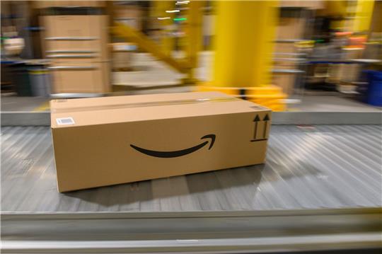 Paket auf einem Förderband im Amazon-Logistikzentrum in Sülzetal.