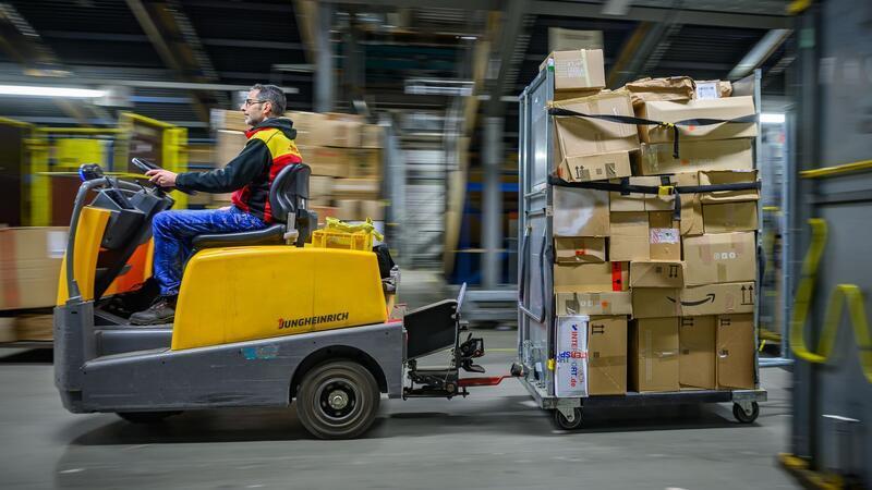 DHL erhöht Preise: Diese Sendungen sind betroffen Pakete in einem DHL-Zentrum - manche Sendung wird künftig teurer.