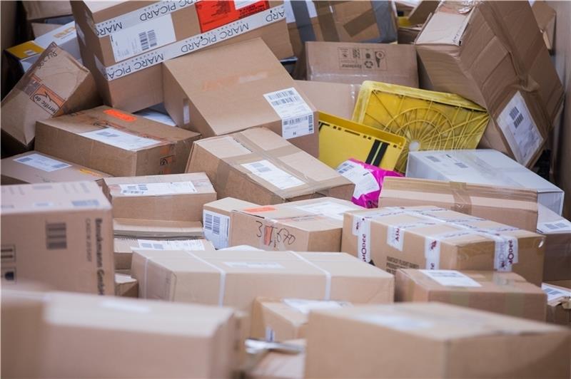 Pakete liegen in einer Zustell-Basis der Deutschen Post DHL. Der Online-Handel lässt Deutschlands Paketflut weiter wachsen. Foto: Vennenbernd/dpa