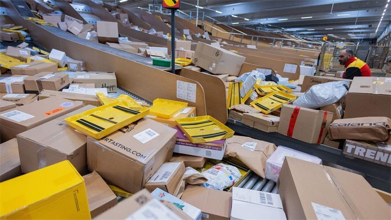 Pakete, so weit das Auge reicht - hier in einer DHL-Zustellbasis. (Symbolbild)