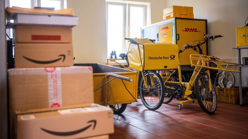 Niedersachsen will Verbesserungen für Paketboten Pakete stapeln sich in einer Filiale der Deutschen Post.