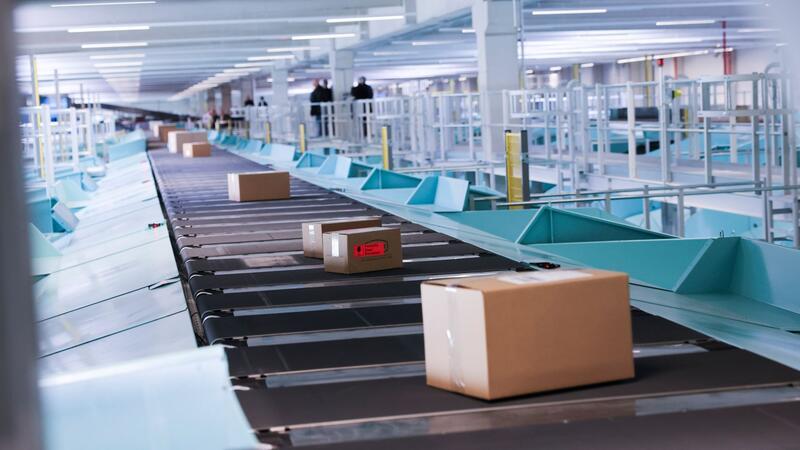 DHL: Neue Sortieranlage im Hamburger Paketzentrum in Betrieb Pakete und Päckchen auf Förderbändern nach der offiziellen Inbetriebnahme.