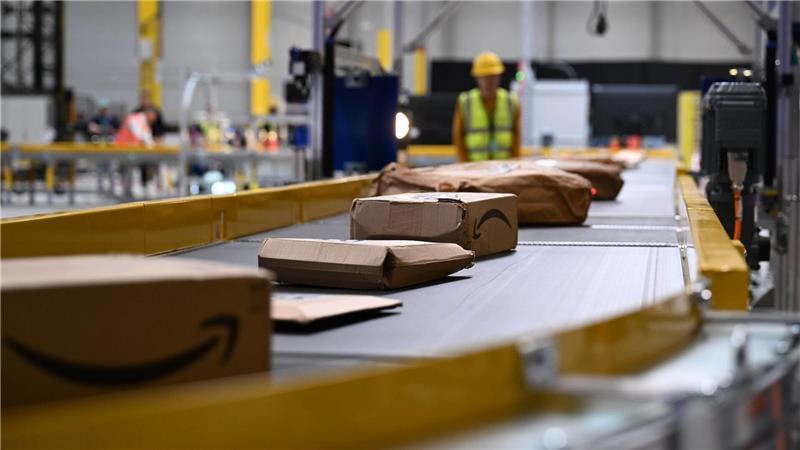 Missbrauch mit Preisvorgaben? Kartellamt mahnt Amazon ab Pakete von Amazon laufen über ein Sortierband - ein Teil der auf amazon.de bestellten Pakete kommen direkt von Amazon, andere von Marktplatz-Firmen.