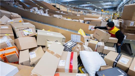 Paketfluten aus dem Ausland nehmen vor Weihnachten zu. (Symbolbild)