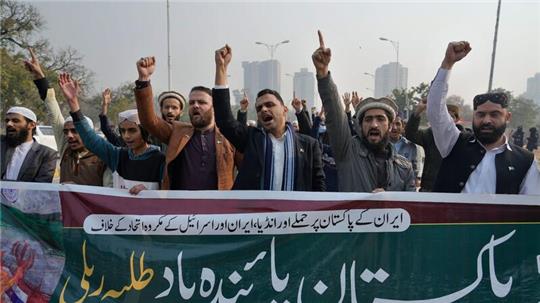 Pakistanische Studenten demonstrieren in Islamabad gegen den iranischen Angriff von Dienstag.