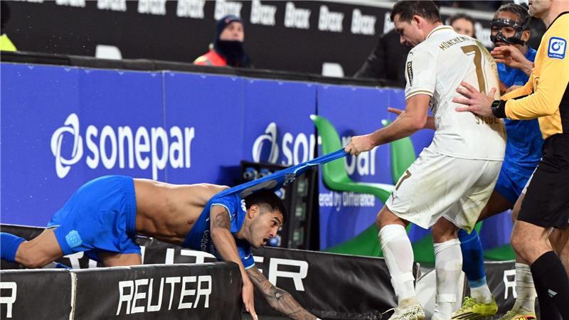 Palacios ohne Trikot - Streit auf dem Platz