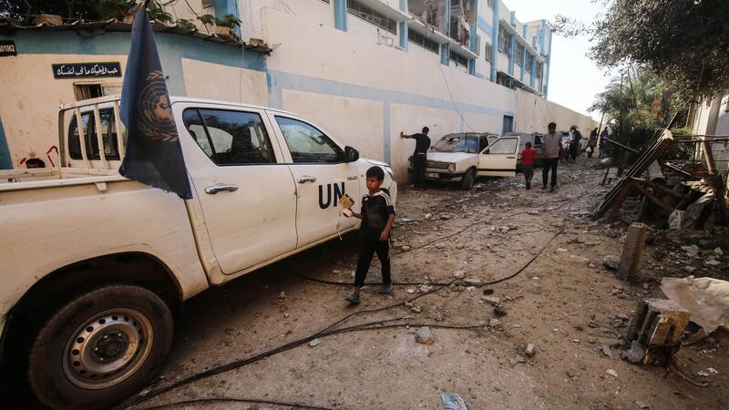 Angriff auf Gaza-Schule: Was das humanitäre Völkerrecht sagt Palästinenser begutachten die Schäden nach einem israelischen Angriff auf eine vom UNRWA betriebene Schule im Flüchtlingslager Nuseirat.