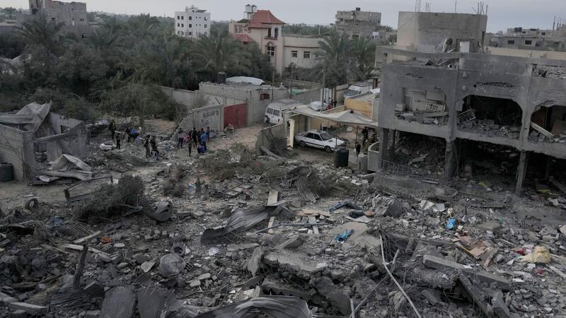 Hunger quält Menschen in Gaza - Israel sieht Hamas angezählt Palästinenser betrachten die Trümmer eines Gebäudes im Zenrum des Gazastreifens, das bei einer israelischen Bombardierung zerstört wurde.