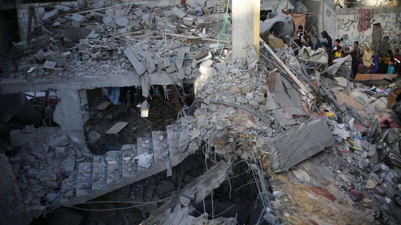 Gazastreifen: Wütende Palästinenser protestieren gegen Hamas Palästinenser betrachten die Zerstörung nach einem israelischen Angriff.
