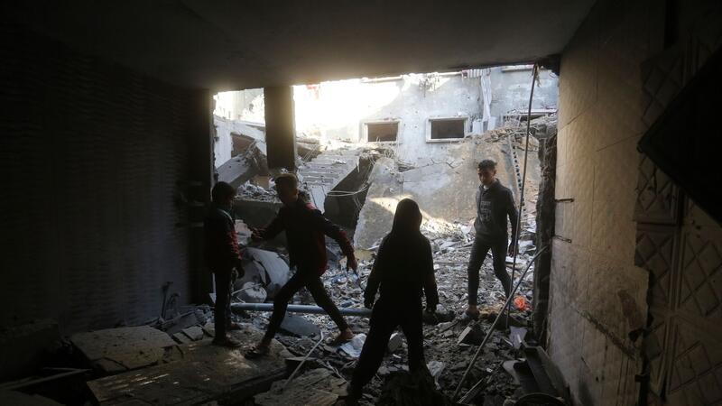 Palästinenser betrachten die Zerstörung nach einem israelischen Angriff.