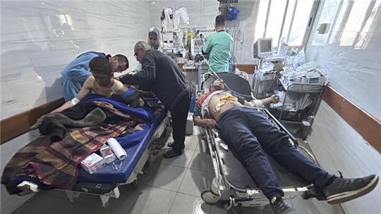Palästinenser, die bei einem israelischen Angriff verwundet wurden, während sie am Strand von Gaza-Stadt auf humanitäre Hilfsgüter warteten, werden im Shifa-Krankenhaus behandelt (Archivbild).