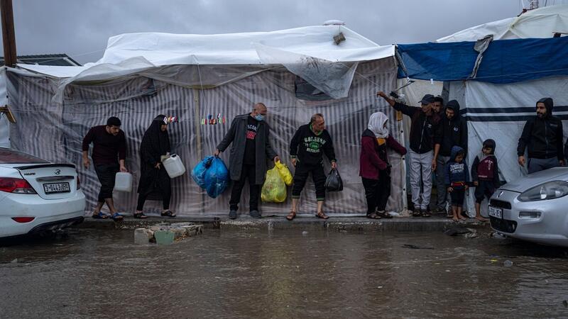 Tote bei Beschuss von Klinik in Gaza Palästinenser, die durch die israelische Bombardierung des Gazastreifens vertrieben wurden, suchen in einem Zeltlager der Vereinten Nationen in Chan Junis Schutz vor dem Winterregen.