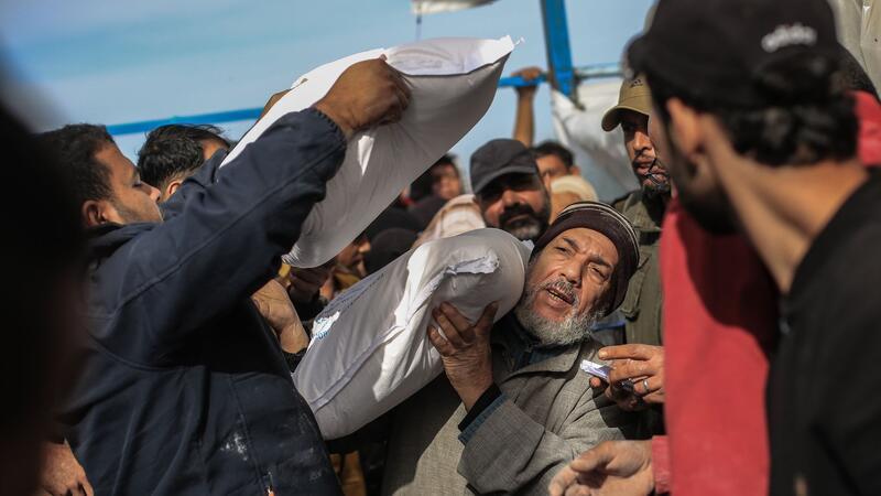 Berichte: Geisel-Freilassung nach Israel nicht vor Freitag Palästinenser erhalten in einem Verteilungszentrum des Hilfswerks der Vereinten Nationen in Chan Junis Mehlsäcke.