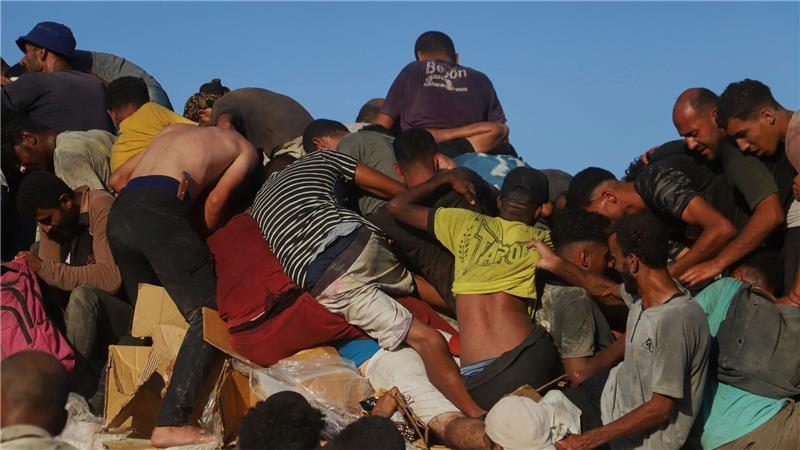 Bilder des Tages Palästinenser fahren auf einem mit Lebensmitteln und humanitärer Hilfe beladenen Lastwagen durch den Morag-Korridor in der Nähe von Rafah.