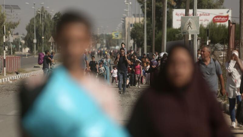 Palästinenser fliehen auf der Salah al-Din Straße aus Gaza-Stadt in den südlichen Gazastreifen.