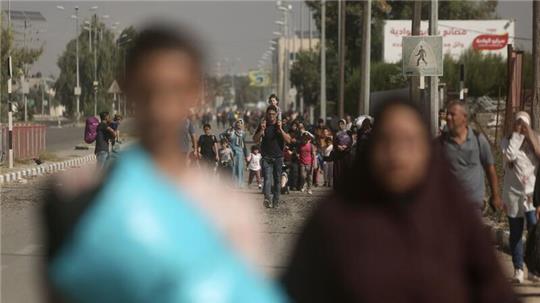 Palästinenser fliehen auf der Salah al-Din Straße aus Gaza-Stadt in den südlichen Gazastreifen.