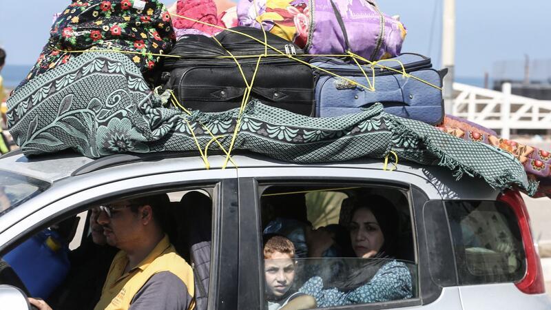 Palästinenser fliehen nach israelischen Luftangriffen in sicherere Gebiete. Das israelische Militär hat erneut zur Evakuierung von Zivilisten aus dem nördlichen Gazastreifen aufgerufen.