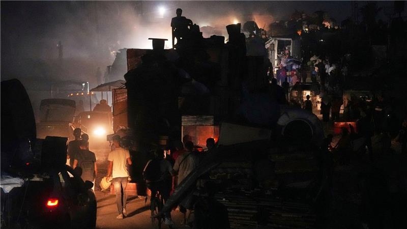 Palästinenser fliehen und tragen ihre Habseligkeiten entlang der Küstenstraße in Richtung des südlichen Gazastreifens.