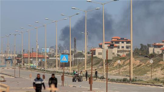 Palästinenser fliehen vor israelischen Luftangriffen aus Gaza-Stadt.