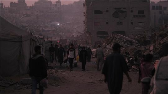 Palästinenser gehen durch die Zerstörungen, die die israelische Luft- und Bodenoffensive im Viertel Sheikh Radwan in Gaza-Stadt verursacht hat.