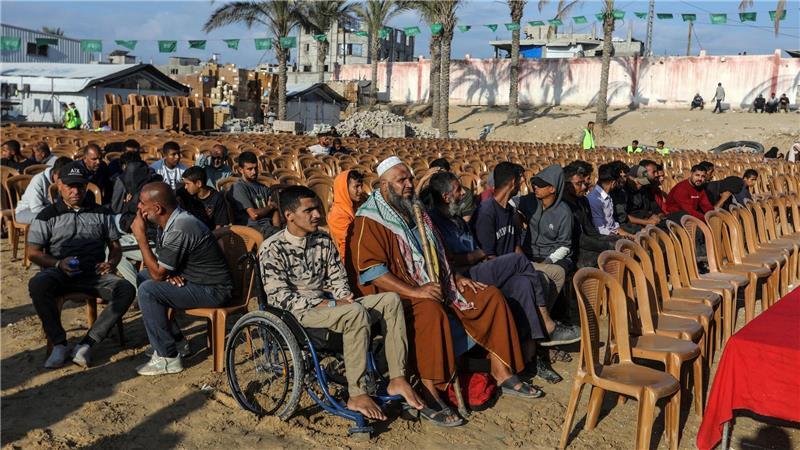 Palästinenser im Gazastreifen warten auf ihre freigelassenen Angehörigen.
