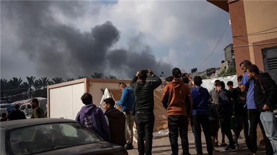 Palästinenser in Chan Junis betrachten den aufsteigenden Rauch nach einem israelischen Luftangriff.
