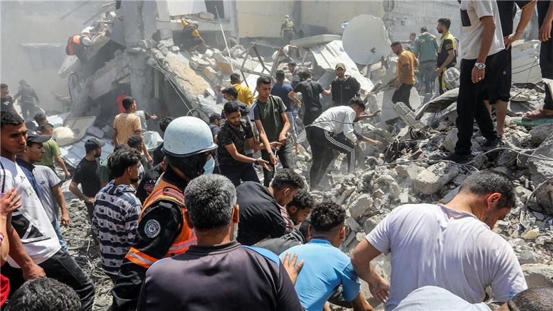 Palästinenser inspizieren Schäden eines israelischen Luftangriffs. 