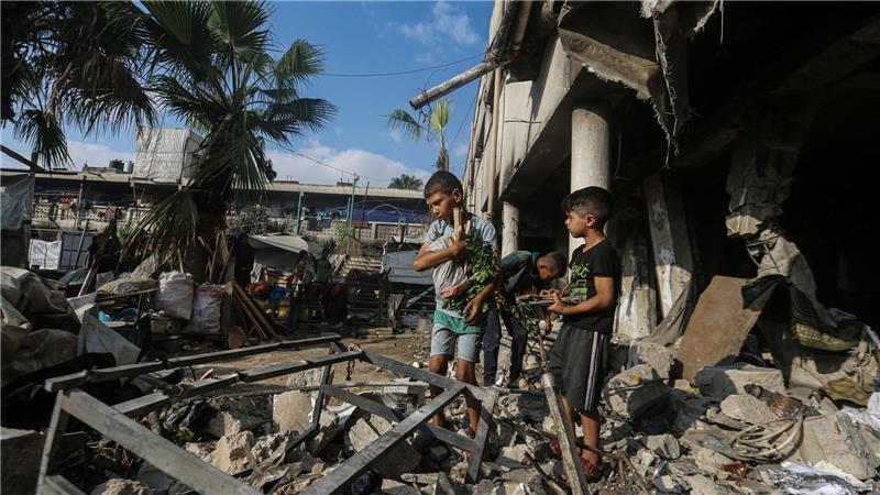 Bilder des Tages Palästinenser inspizieren den Ort eines nächtlichen israelischen Luftangriffs auf eine Schule, in der Vertriebene untergebracht waren.