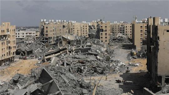 Palästinenser inspizieren die Schäden an den zerstörten Gebäuden in Hamad City. Die USA und die EU erhöhen den Druck auf Israel. Der UN-Sicherheitsrat könnte erstmals eine dauerhafte Feuerpause fordern.