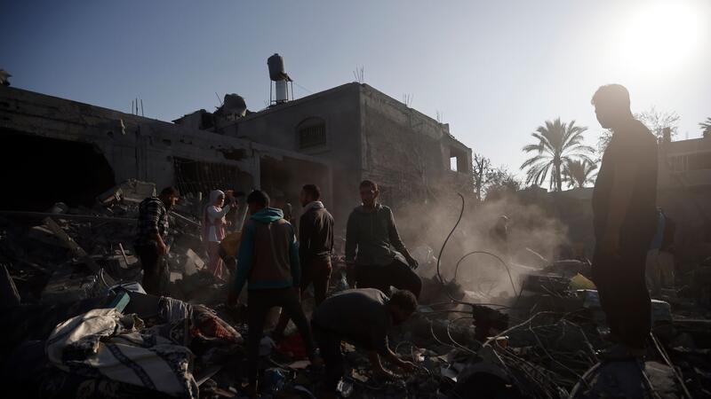 Palästinenser inspizieren die Schäden an einem zerstörten Haus nach israelischen Luftangriffen.
