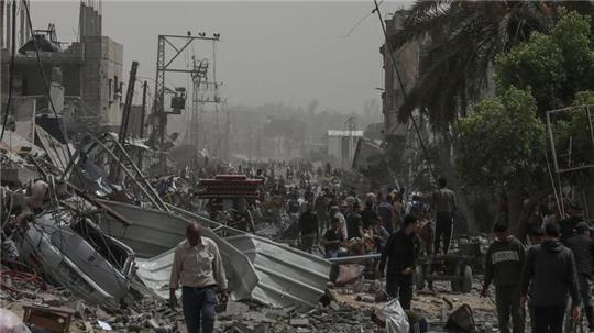 Palästinenser inspizieren die Schäden im Flüchtlingslager Nuseirat im Gazastreifen nach dem Abzug der israelischen Streitkräfte (IDF).