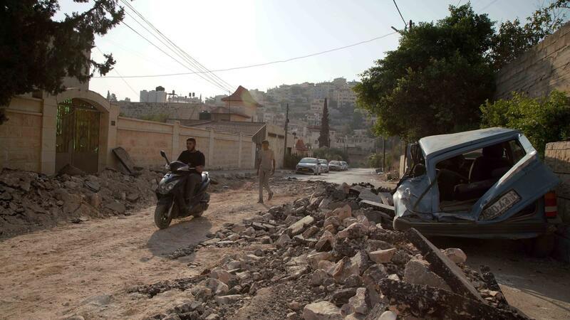 Unruhen im Westjordanland - Sorge vor Erstarken der Hamas Palästinenser inspizieren die Zerstörung eines Gebiets nach schweren Zusammenstößen während einer israelischen Razzia im Flüchtlingslager Dschenin.