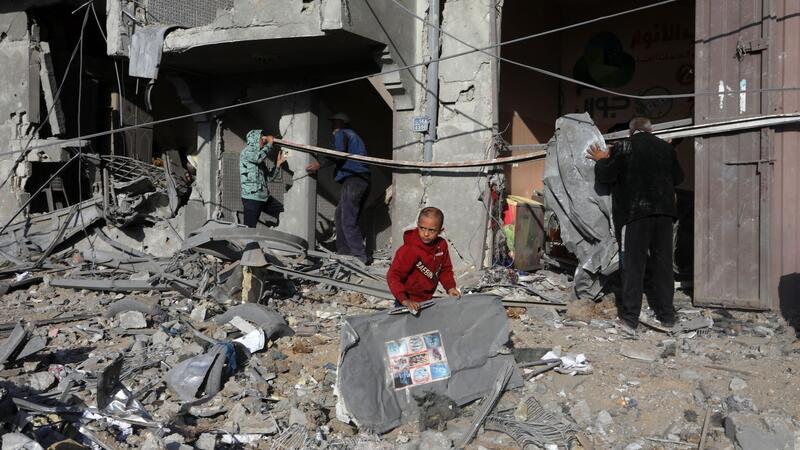 Hilfsorganisationen schlagen Alarm: „Horror“ im Gazastreifen Palästinenser inspizieren nach einem israelischen Luftangriff ein zerstörtes Haus.