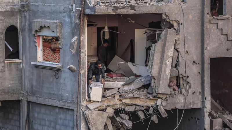 Hamas fordert vor neuem Geisel-Deal Abzug Israels Palästinenser inspizieren nach einem israelischen Angriff die Schäden an einem zerstörten Gebäude in Rafah.