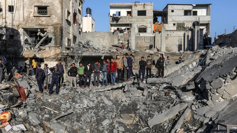 Unicef kritisiert „Heuchelei“ im Gazastreifen Palästinenser inspizieren nanch israelischem Beschuss die Schäden an einem Wohnhaus in Rafah.