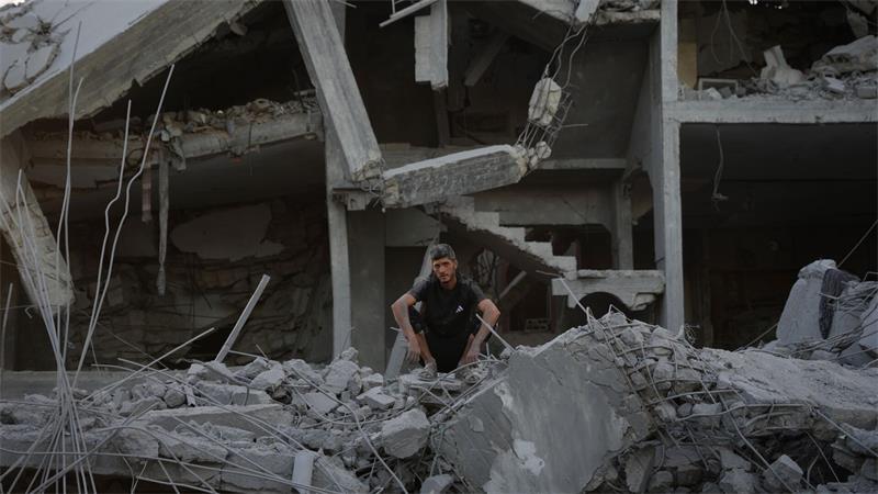 Palästinenser inspiziert zerstörtes Gebäude nach israelischem Luftangriff in Gaza