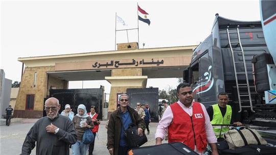 Palästinenser mit ausländischen Pässen reisen am 19. November aus dem Gazastreifen über den Grenzübergang Rafah nach Ägypten ein. Heute sollen auch rund 220 Deutsche den Grenzübergang passieren.