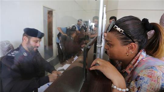 Palästinenser mit doppelter Staatsangehörigkeit lassen sich am Grenzübergang in Rafah für die Ausreise nach Ägypten registrieren.