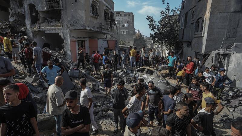 Israel rückt weiter in Gaza vor - UN drängt auf Hilfe Palästinenser schauen sich die Zerstörungen rund um ein Wohnhaus nach einem israelischen Luftangriff im südlichen Gazastreifen an.